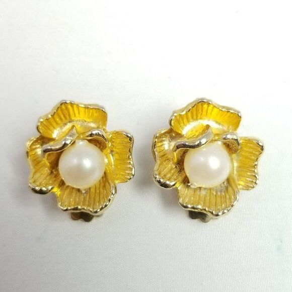 Vintage Gold Tone Flower Clip On Earrings, Faux Pearl Center, Retro Estate - Picture 6 of 6